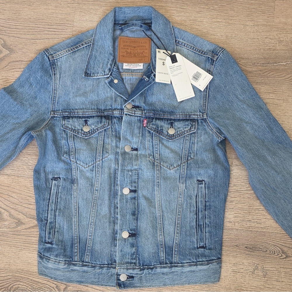 Levi's Premium Women's Trucker Denim Jacket Light Wash Size S NWT